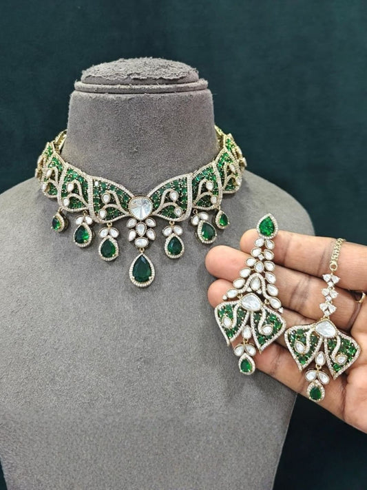 Ishhaara Bow Shaped Emerald Necklace