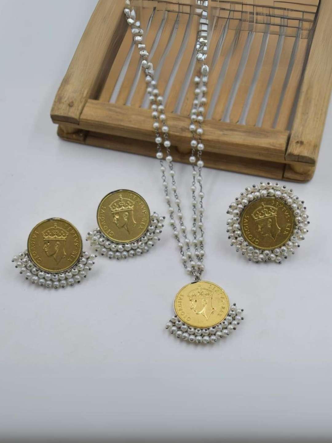 Ishhaara Elegant Golden Chain Locket Necklace