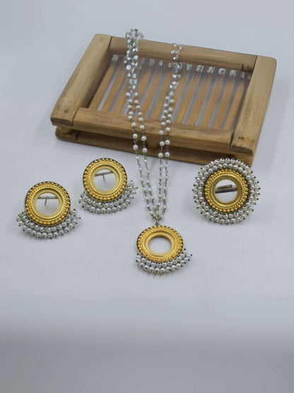 Ishhaara Elegant Golden Chain Locket Necklace