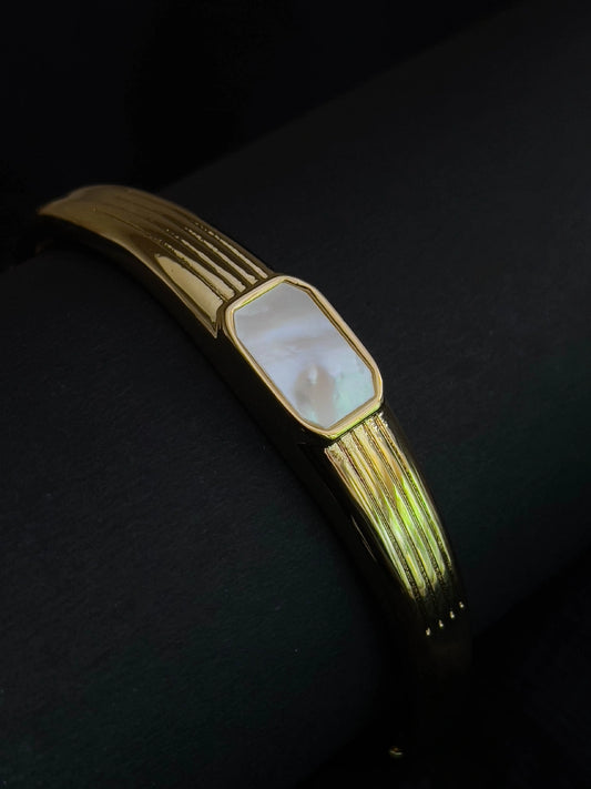 Ishhaara Gold Plated Mother Of Pearl Bracelet