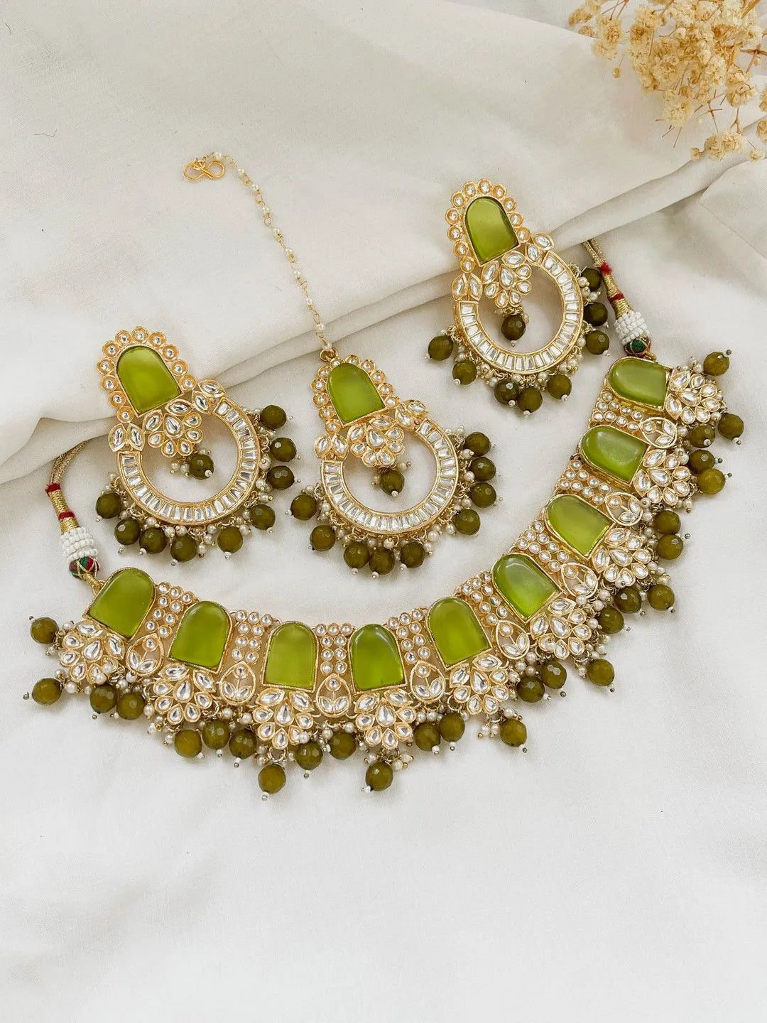 Ishhaara Green Elegant Simple Kundan Choker