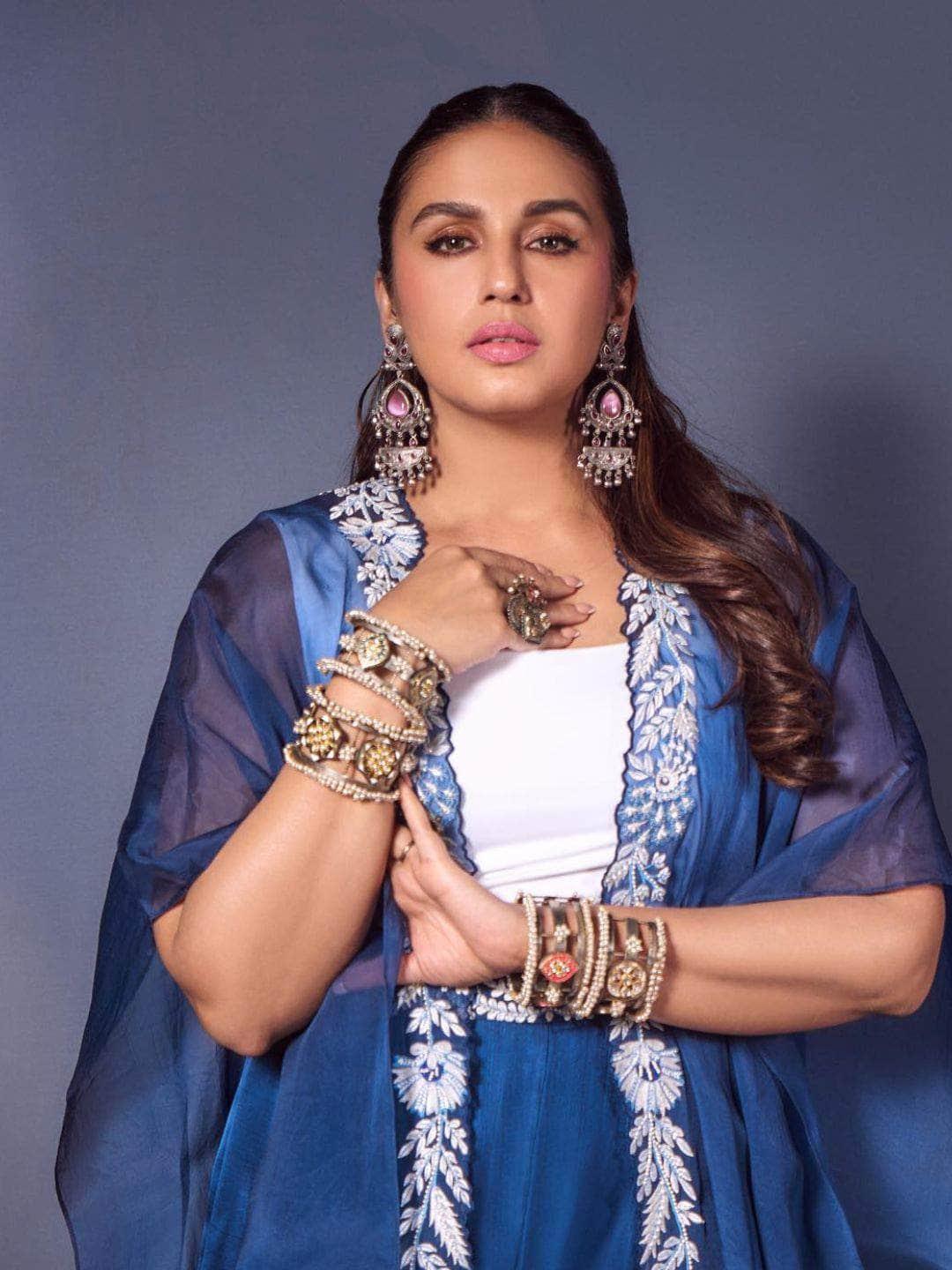 Ishhaara Huma Qureshi In Baby Pink Oxidized Silver Kada