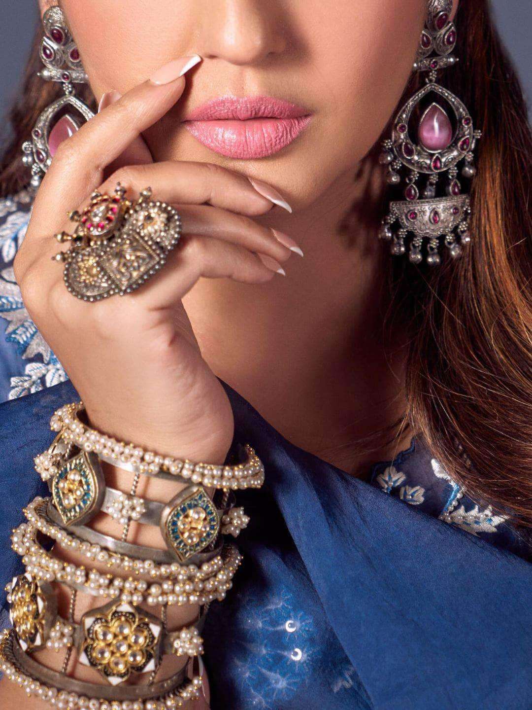 Ishhaara Huma Qureshi In Unique Traditional German Silver Plated Handcuff