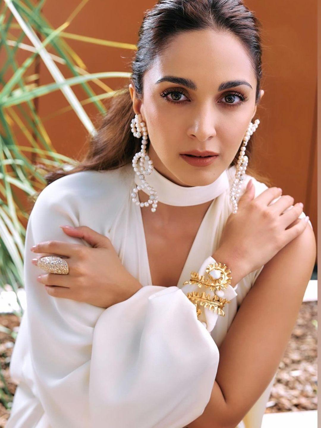 Ishhaara Kiara Advani In Wavy Baraque Handcuff