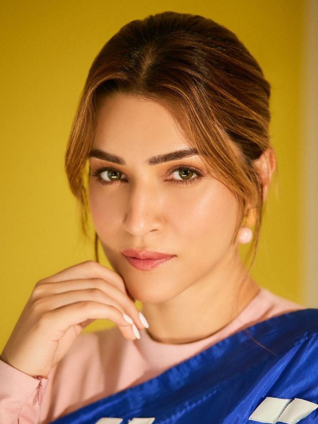 Ishhaara Kriti Sanon In Pearl Drop Earrings