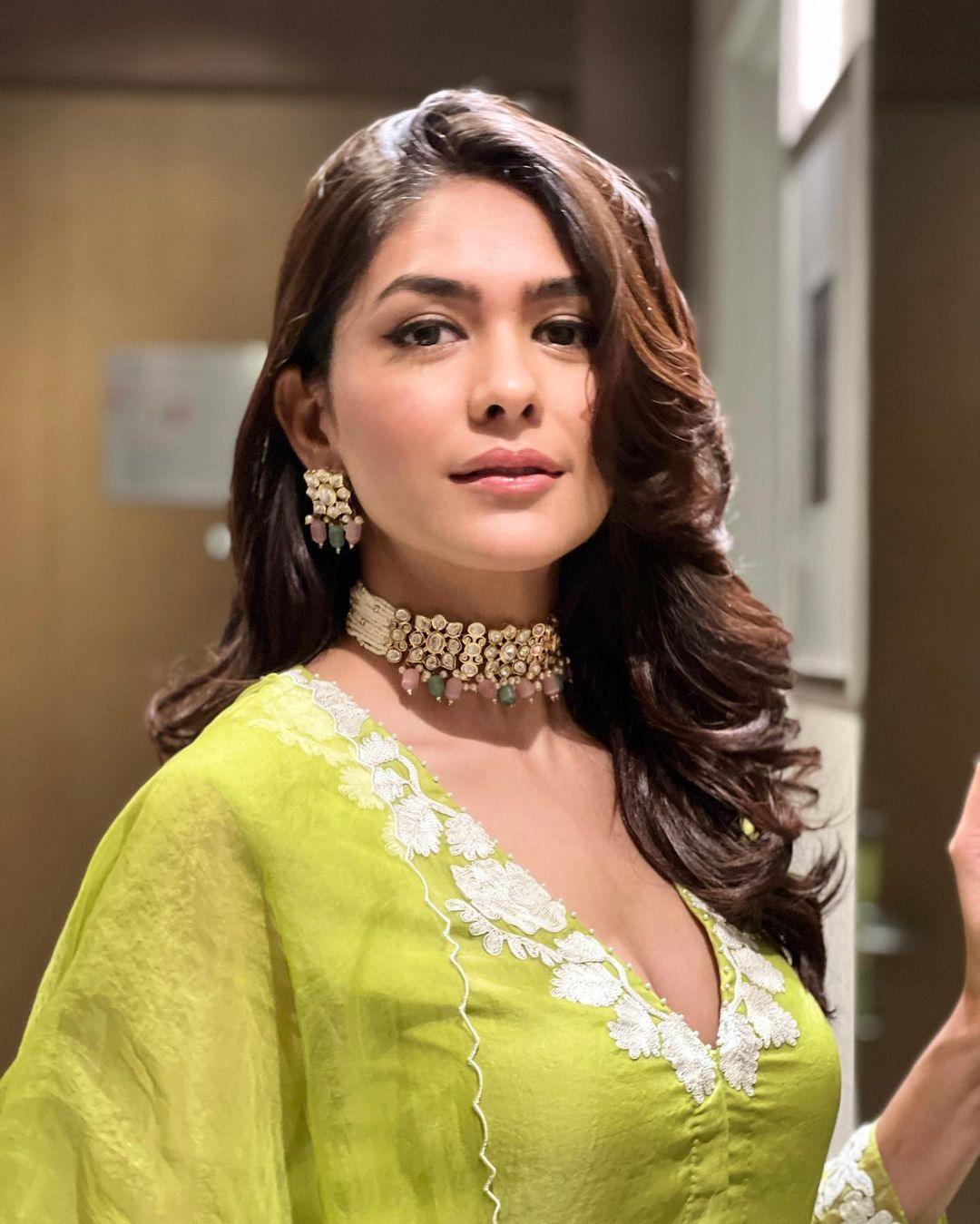 Ishhaara Mrunal Thakur In Crystal Faux Pearl Choker Necklace Set