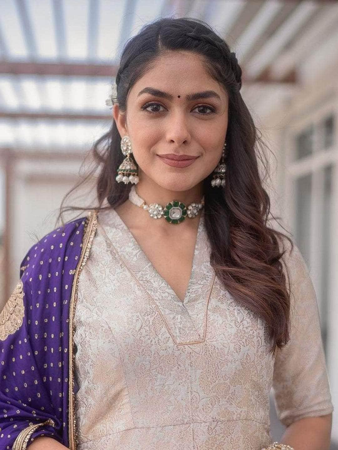 Ishhaara Mrunal Thakur In Patiala Choker Necklace Set