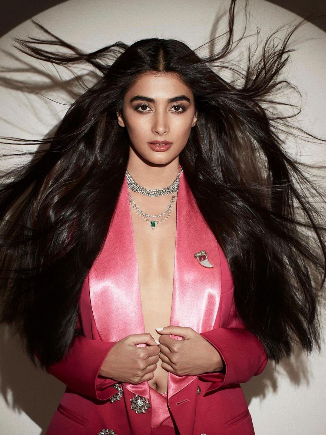 Ishhaara Pooja Hegde In Showstopper Necklace Silver
