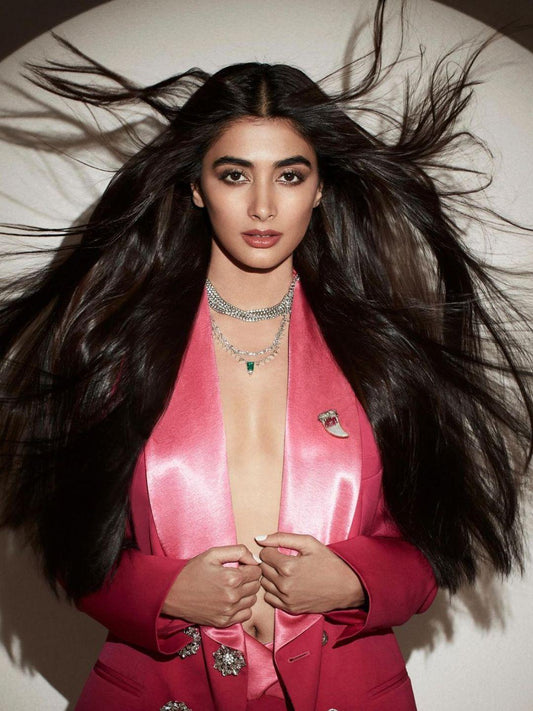 Ishhaara Pooja Hegde In Showstopper Necklace Silver