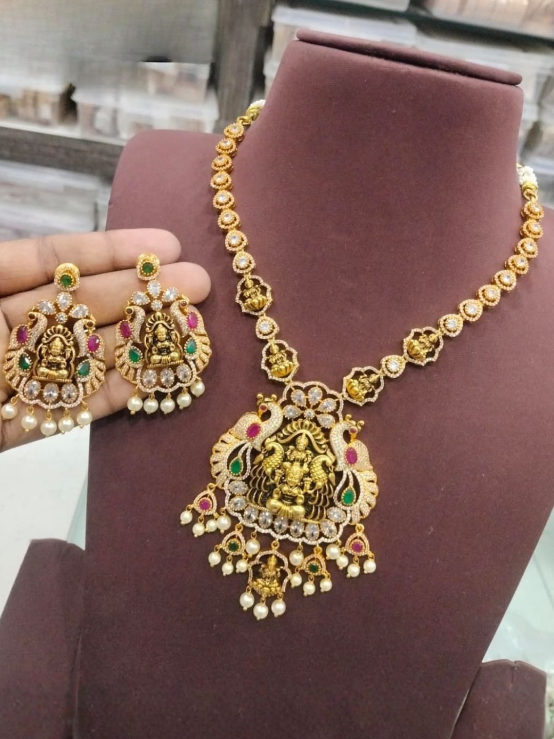Ishhaara Premium Kemp Stone Necklace Set