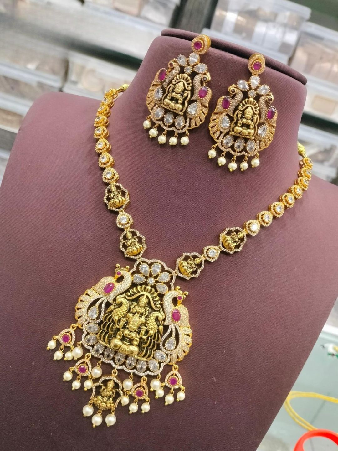 Ishhaara Premium Kemp Stone Necklace Set