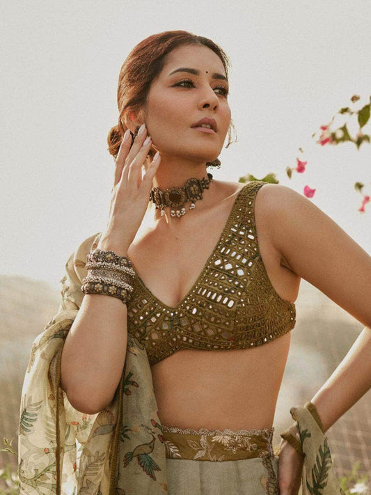 Ishhaara Raashii Khanna In Oxidised Tribal Bangle With Flowers