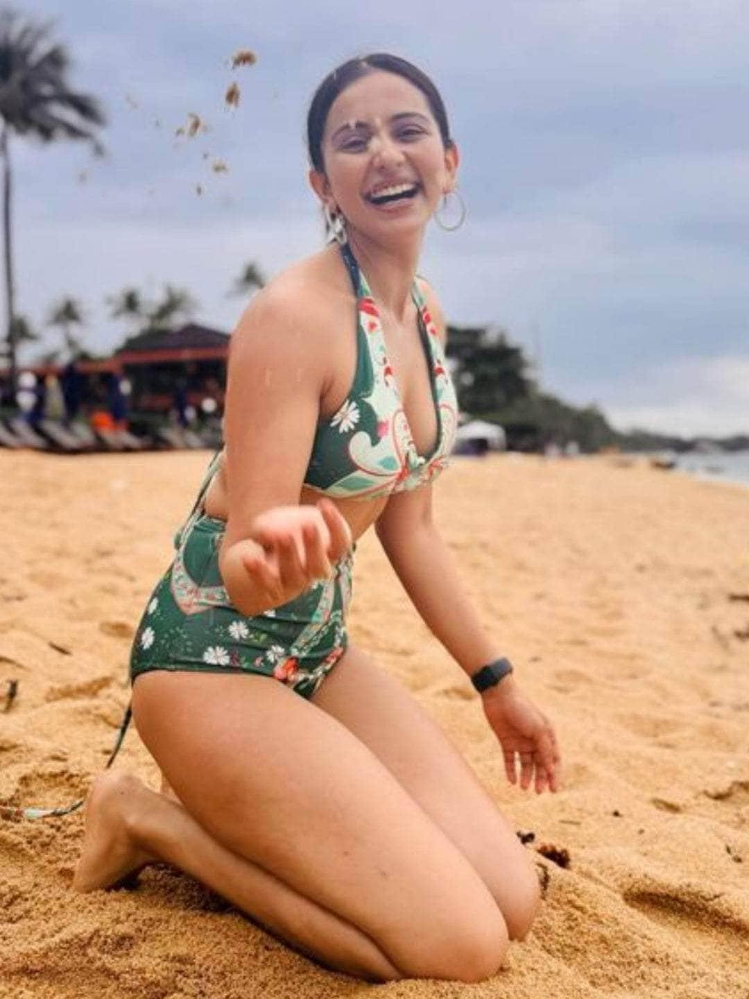 Ishhaara Rakul Preet In Cartilage Hoop Earrings