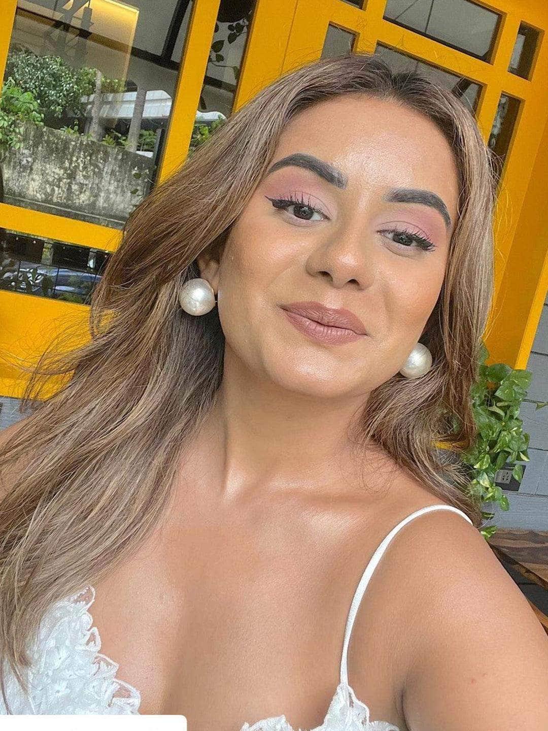 Ishhaara Samidha Singh In Big Pearl Statement Studs Ivory