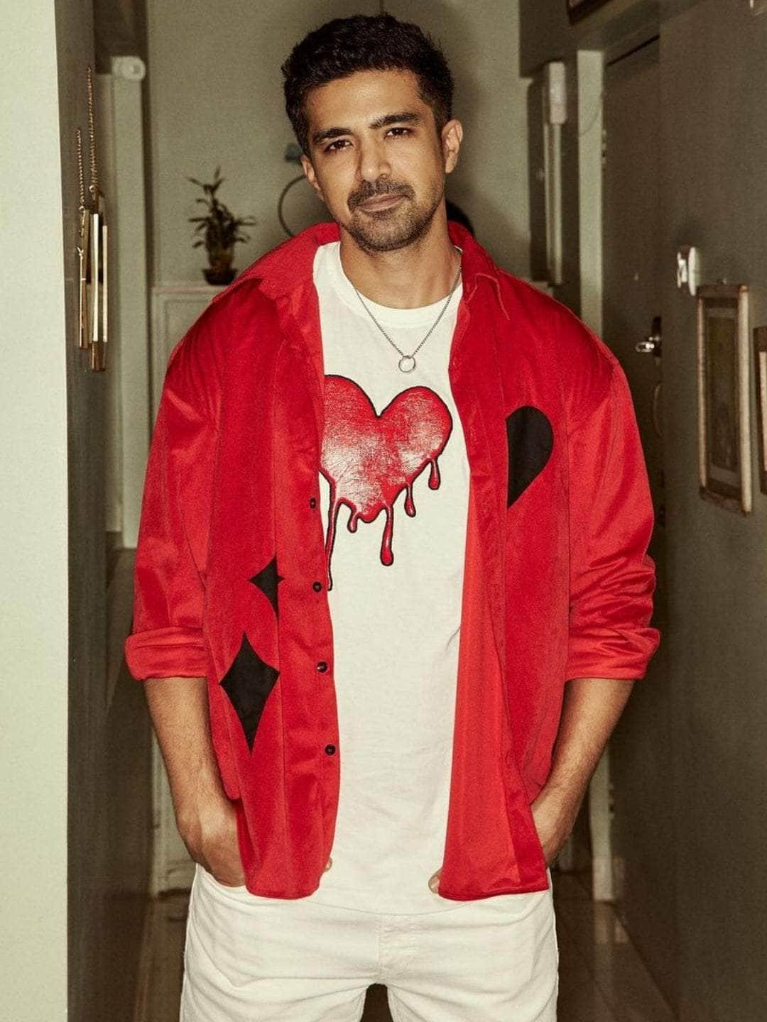 Ishhaara Saqib Saleem In Chain With Ring Pendant