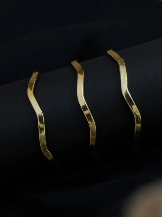 Ishhaara Set Of Three Textured Gold Bangle