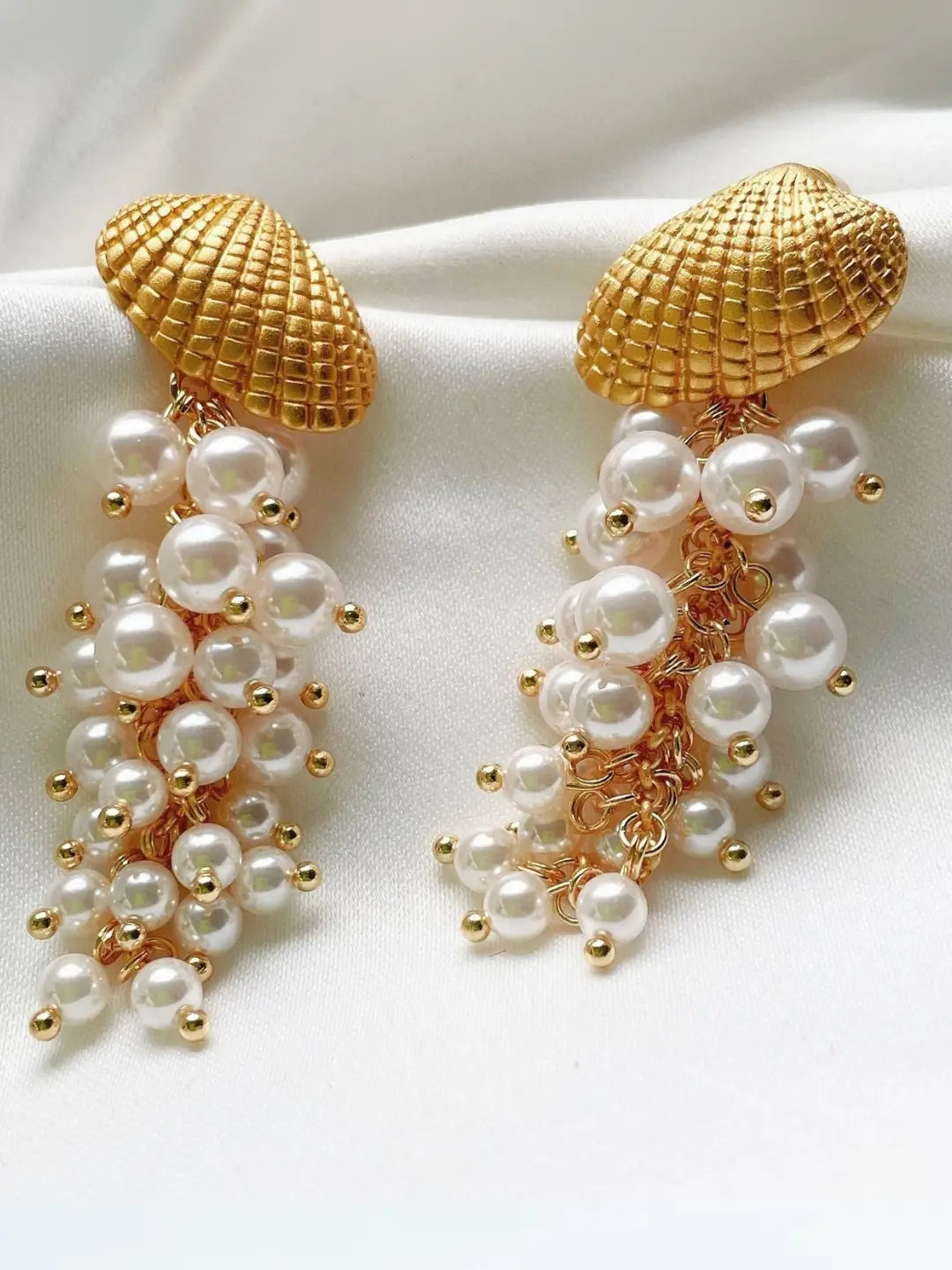 Ishhaara Shell Pearl Earring
