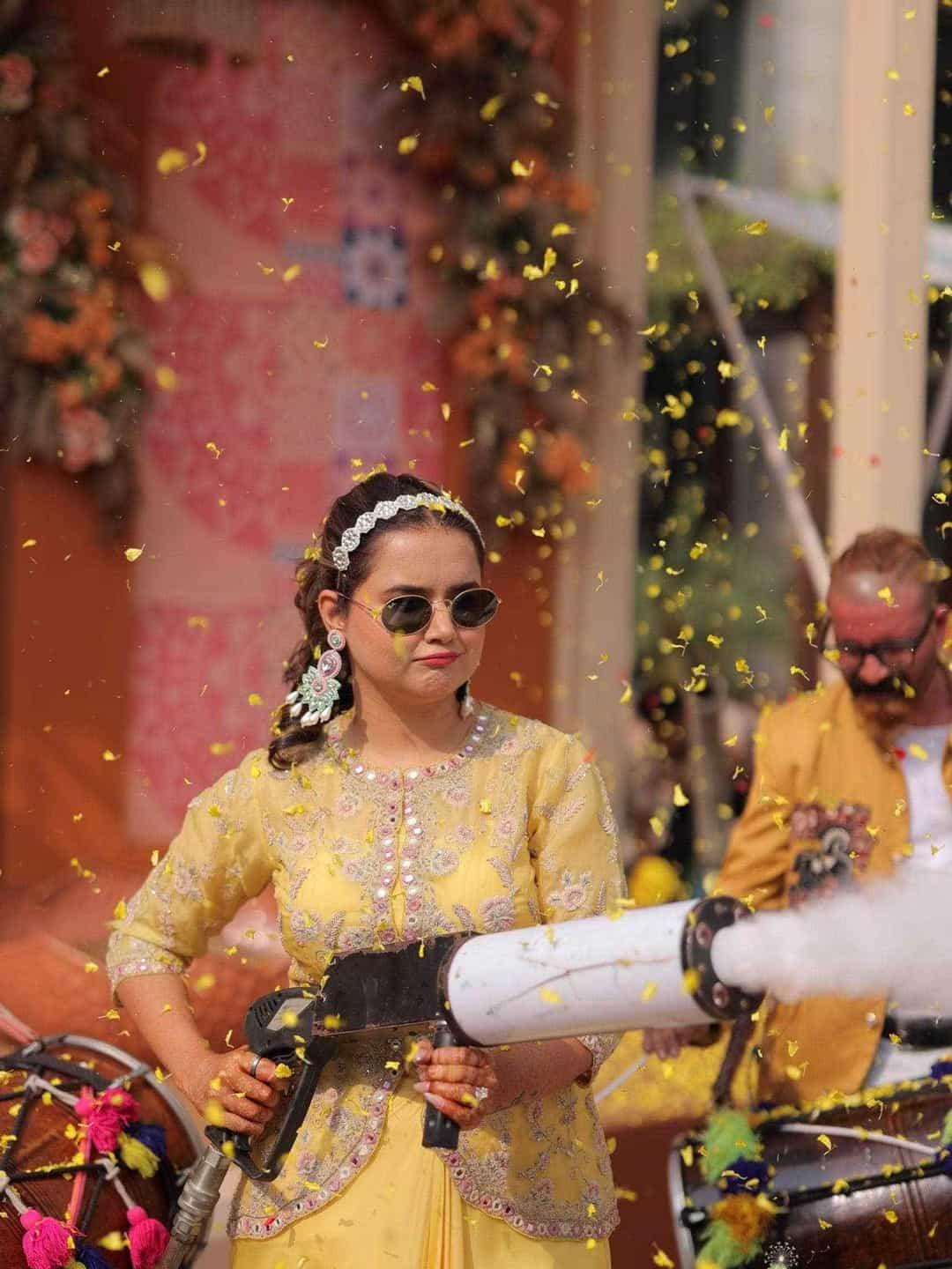 Ishhaara Shikha Sharma In Floral Kundan Studded Hair Band