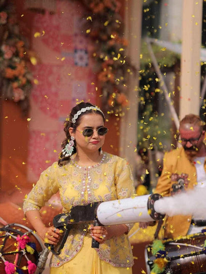 Ishhaara Shikha Sharma In Floral Kundan Studded Hair Band
