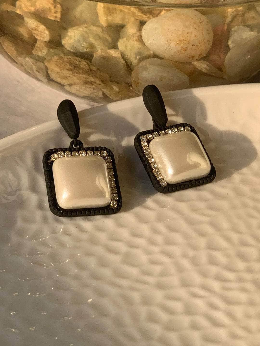 Ishhaara Shraddha Kapoor In Black And White Enamel Drop Earrings