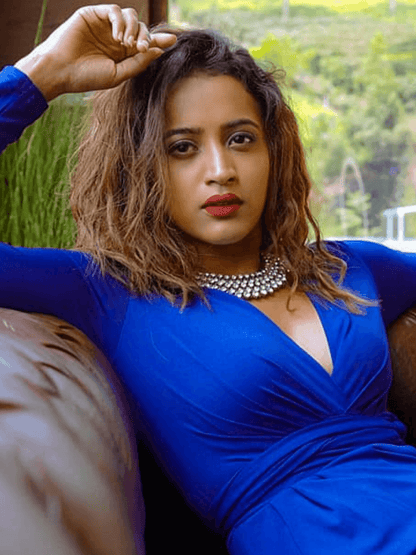 Ishhaara Shruti Shetty In Diamond Choker With Earrings Silver