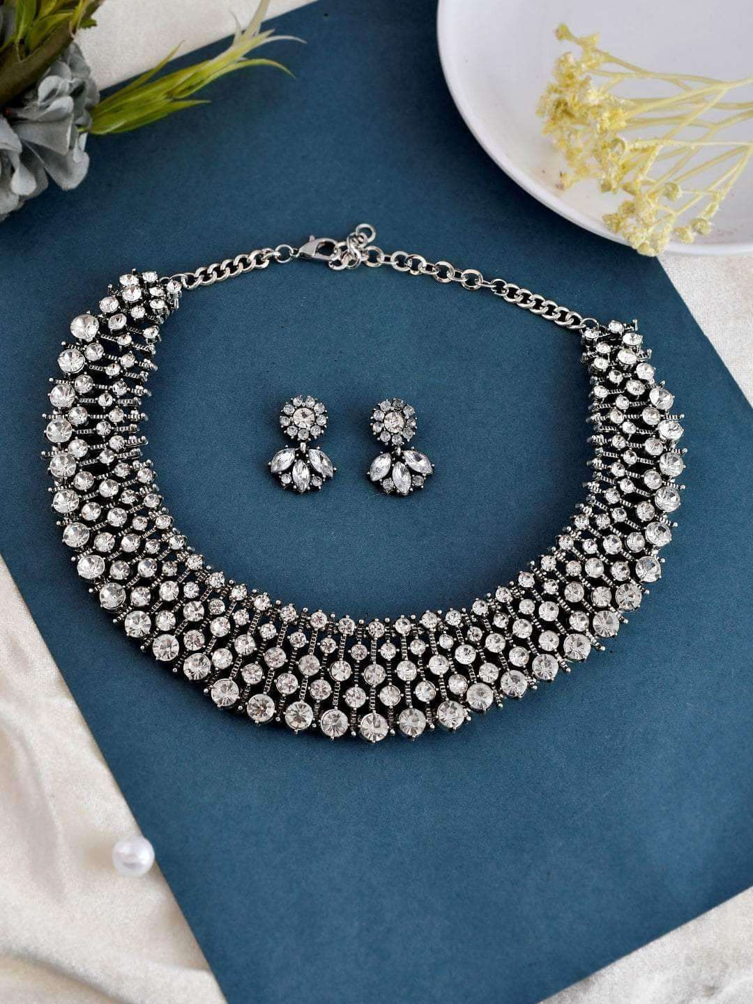 Ishhaara Shruti Shetty In Diamond Choker With Earrings Silver
