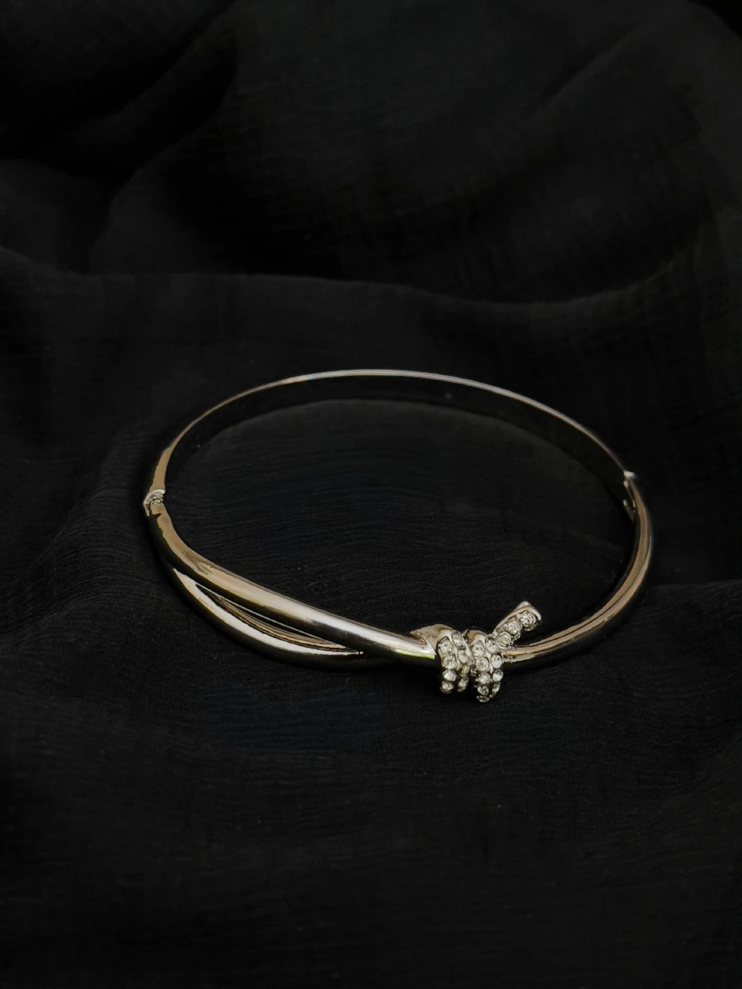 Ishhaara Silver Maiden Oval Hinged Bangle