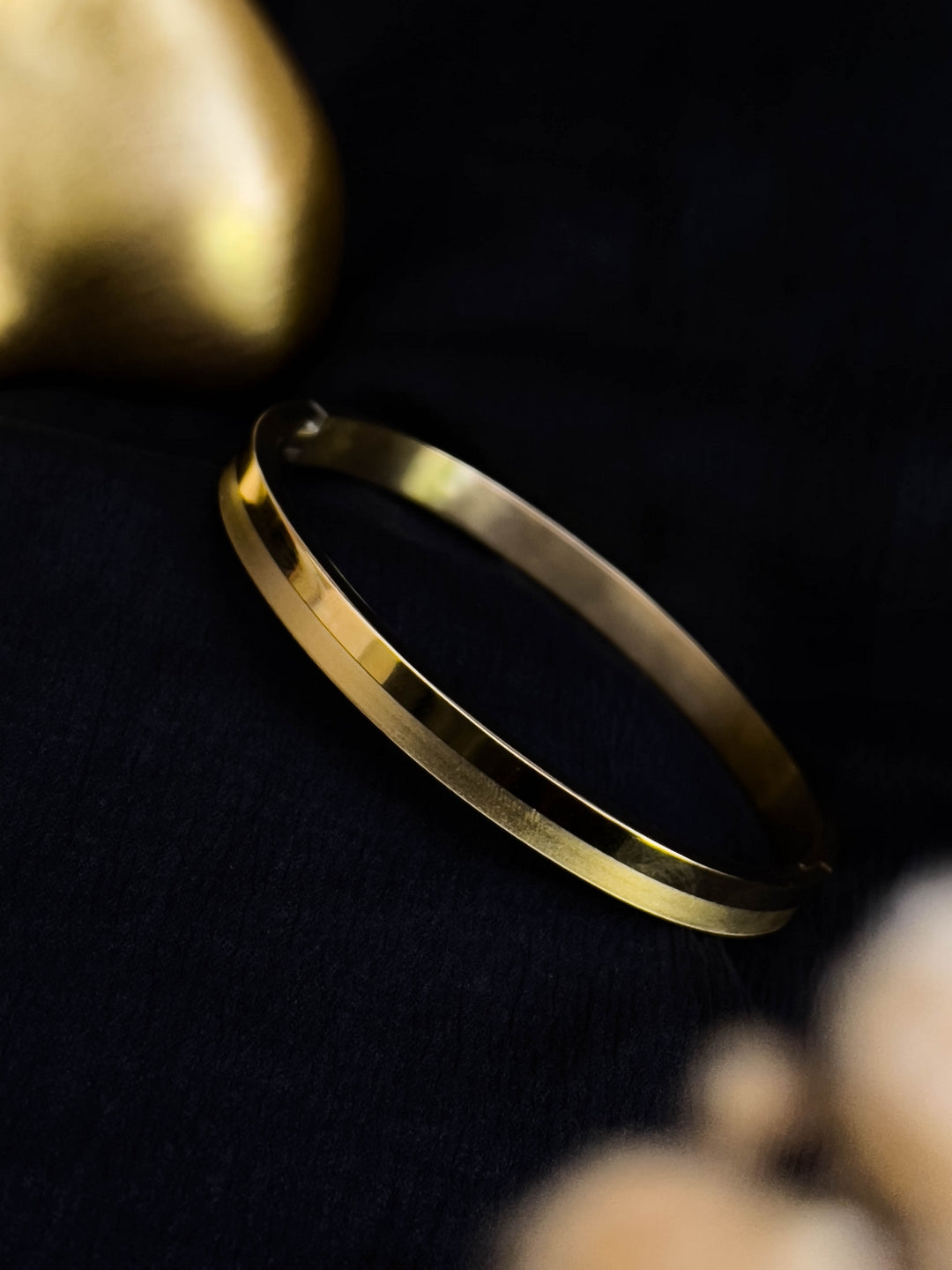 Ishhaara Solid Band Bracelet