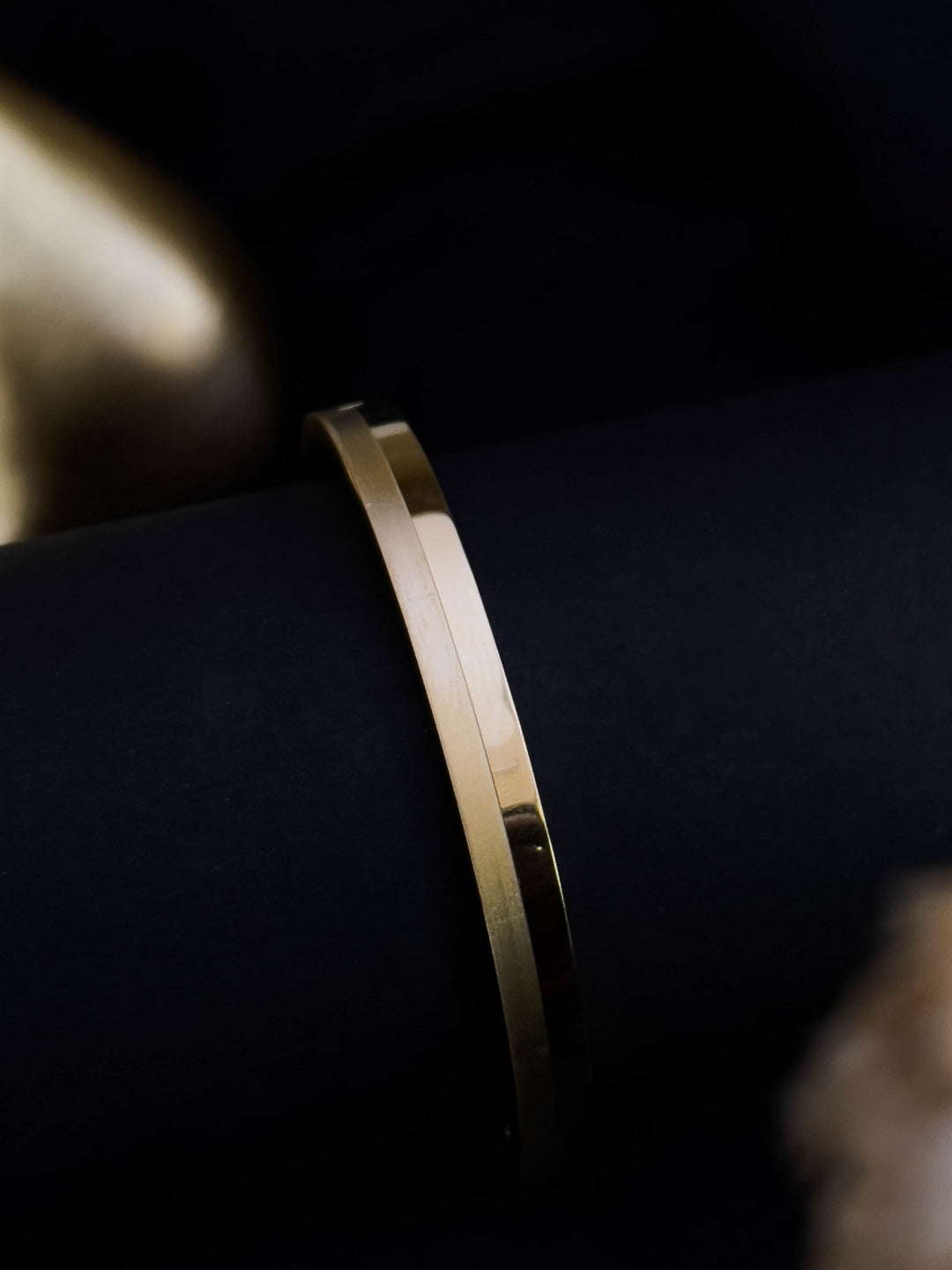 Ishhaara Solid Band Bracelet
