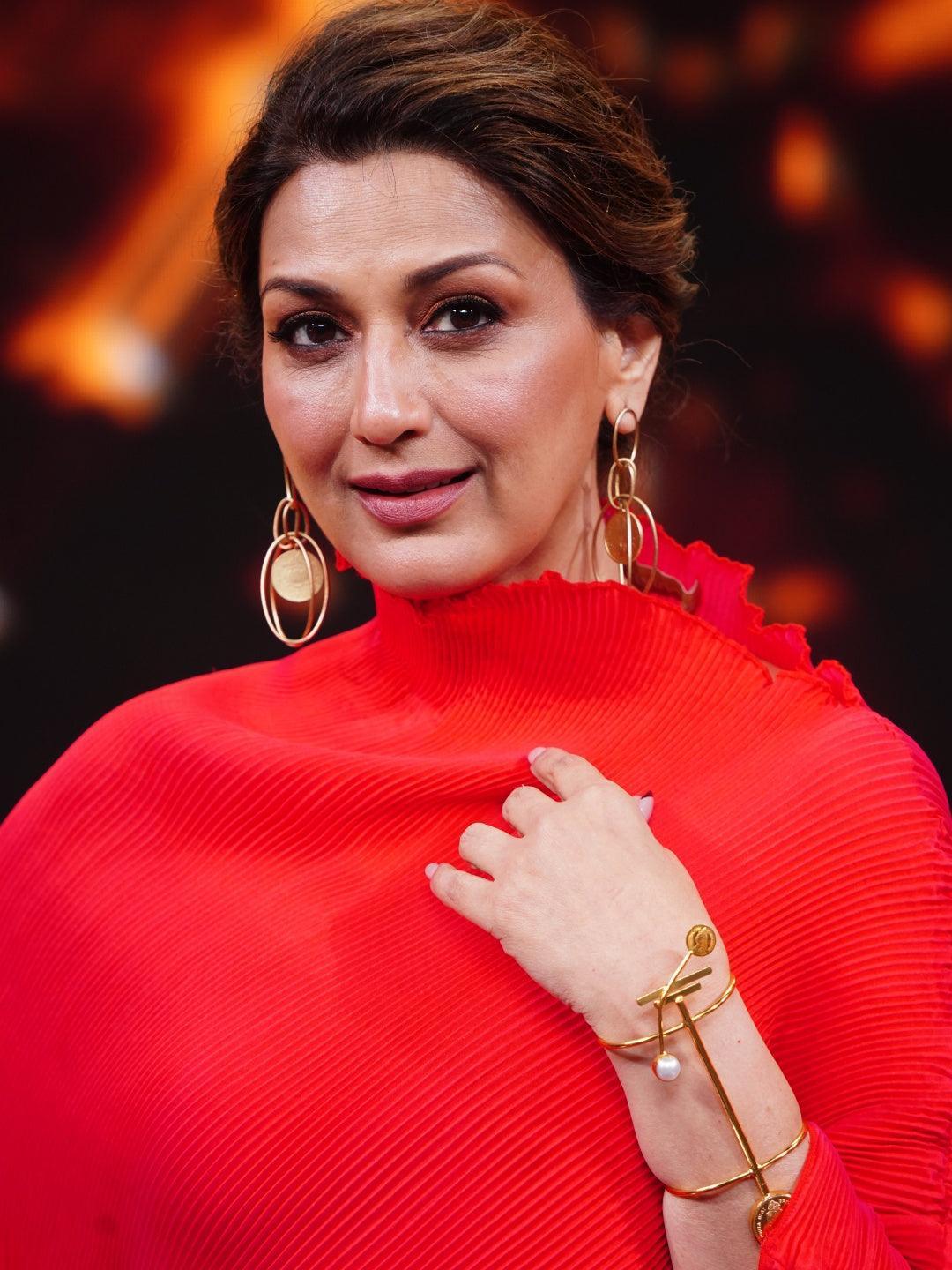 Ishhaara Sonali Bendre In Victorian Dollar Hand Cuff