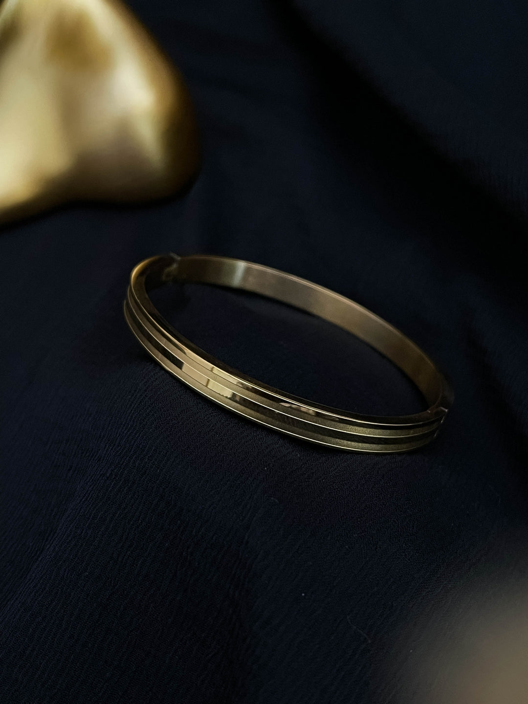 Ishhaara Stainless Steel Ridged Kada Bracelet