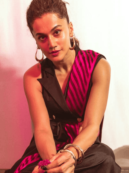 Ishhaara Taapsee Pannu In Antique Gold Wax Filled Bangle