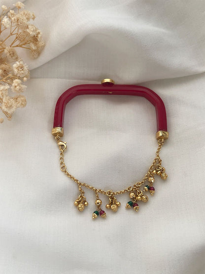 Ishhaara Wavy Gold Mukh Pola Bangle